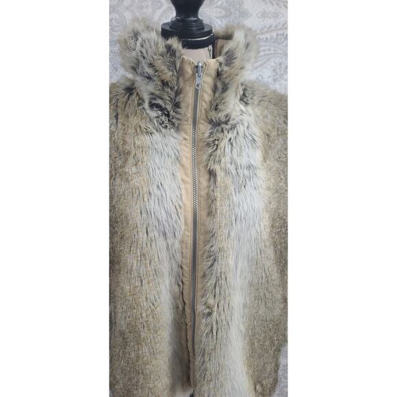 Women's weatherproof faux fur sleeveless coat. - Picture 5 of 15